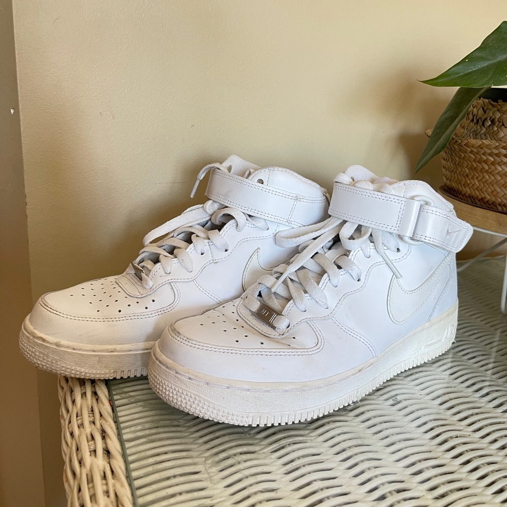 VGUC, white Nike Air Force 1 High '07. Size 7.5 (women’s 9)